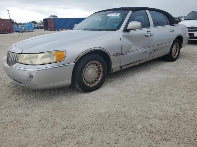  Salvage Lincoln Towncar