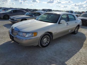  Salvage Lincoln Towncar