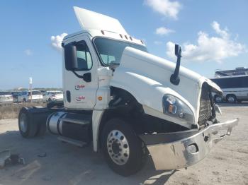  Salvage Freightliner Cascadia 1