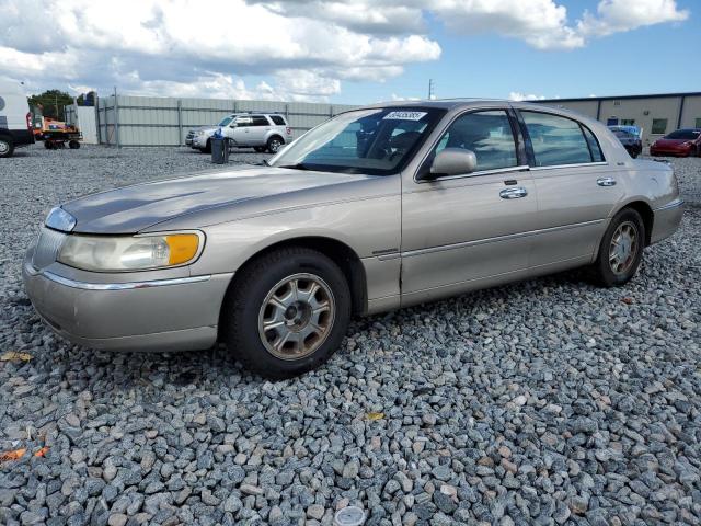  Salvage Lincoln Towncar