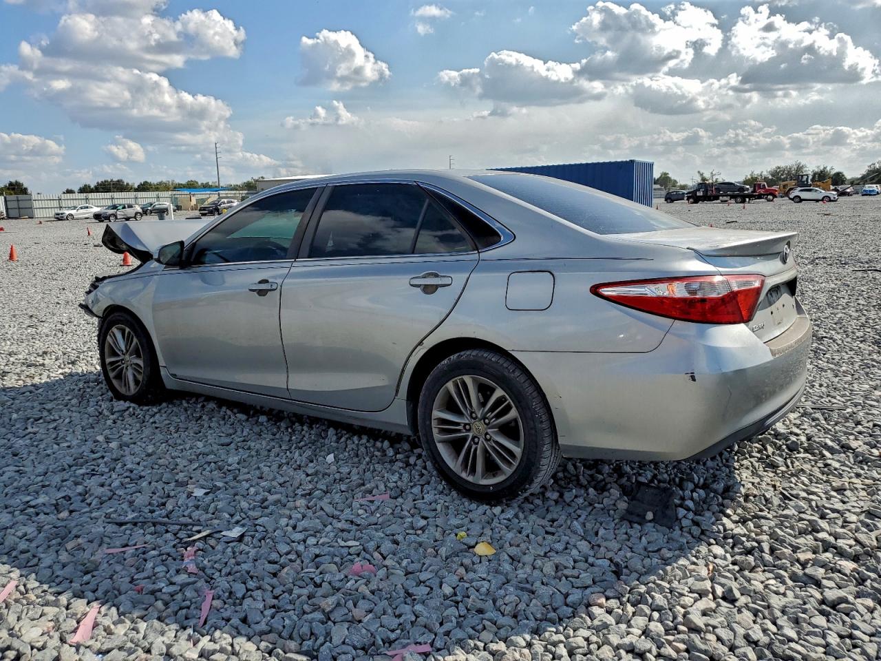 Toyota Camry Le Image 7
