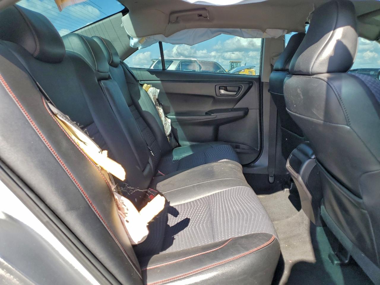 Toyota Camry Le Image 12