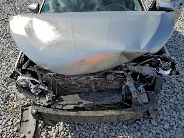 Toyota Camry Le Image 3