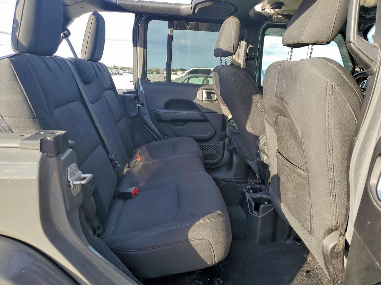 Jeep Wrangler Sahara Image 6