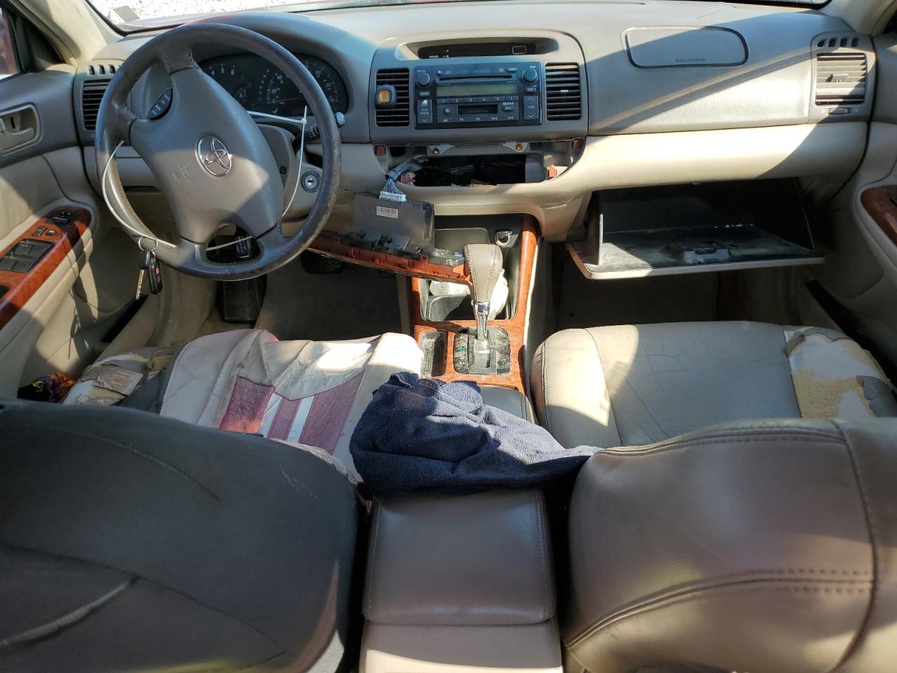 Toyota Camry Le Image 4