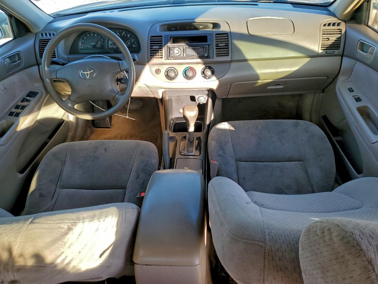 Toyota Camry Le Image 9