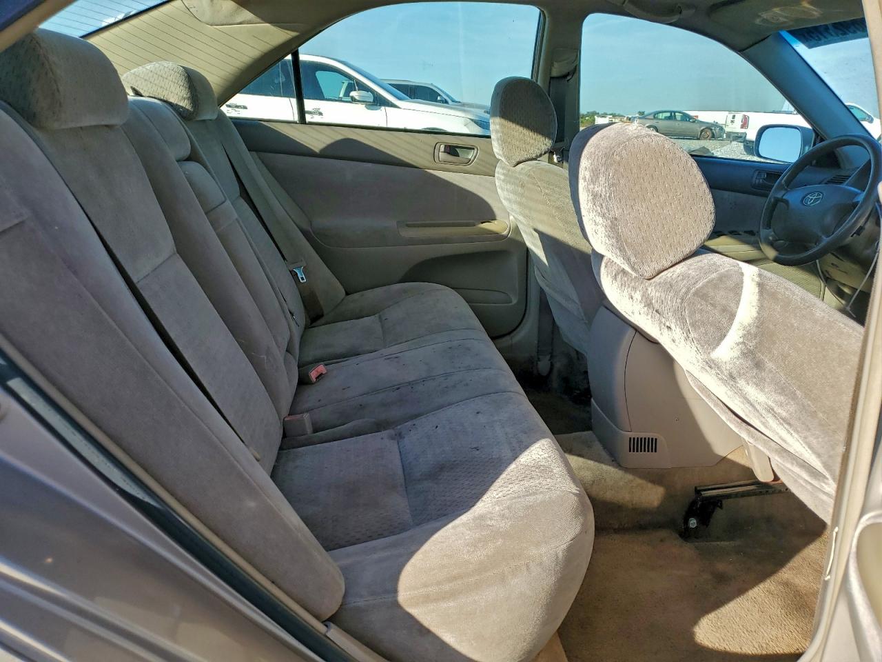 Toyota Camry Le Image 11