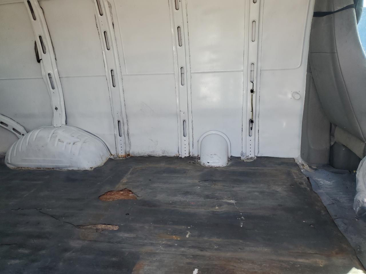 Chevrolet Express Image 10