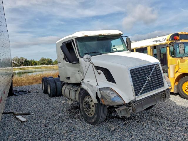  Salvage Volvo Vnl