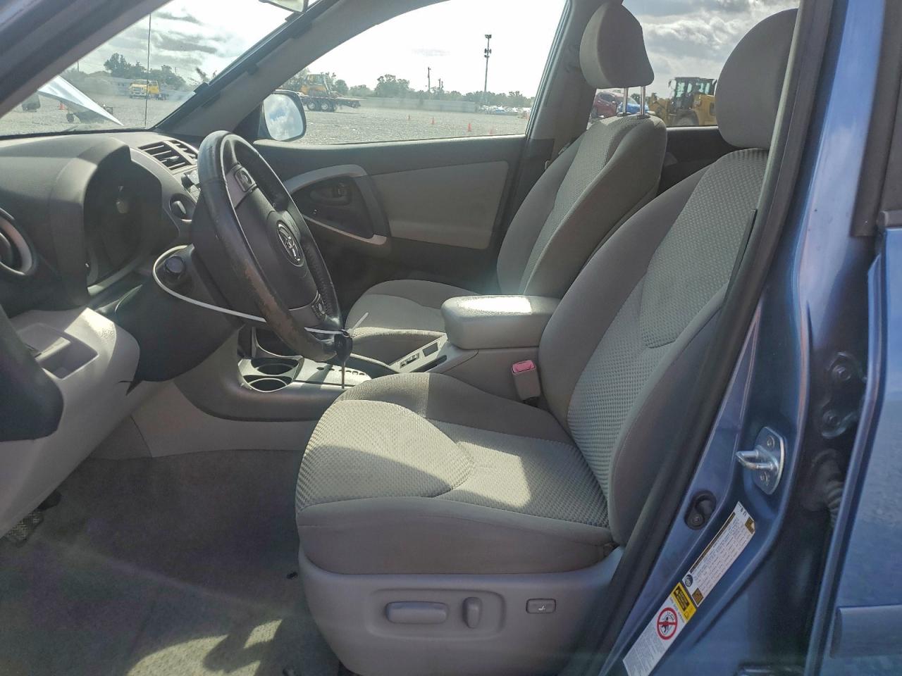 Toyota RAV4 Limited Image 9