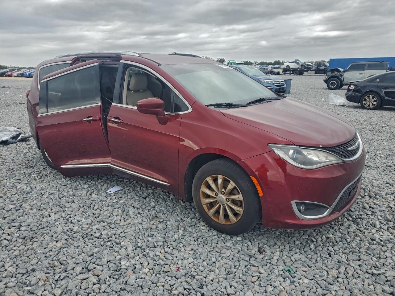 Chrysler Pacifica Touring L Image 11