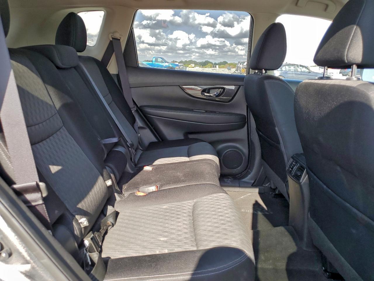 Nissan Rogue S Image 5