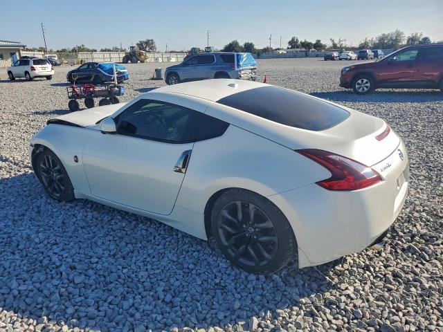 Nissan 370Z Base Image 10