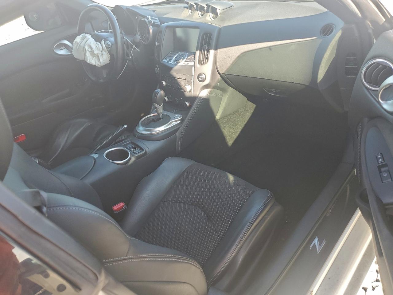 Nissan 370Z Base Image 12