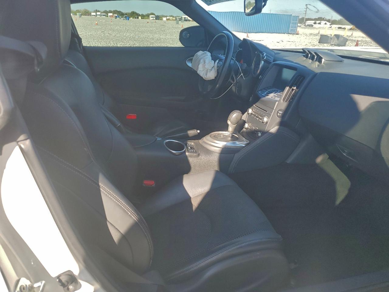 Nissan 370Z Base Image 6