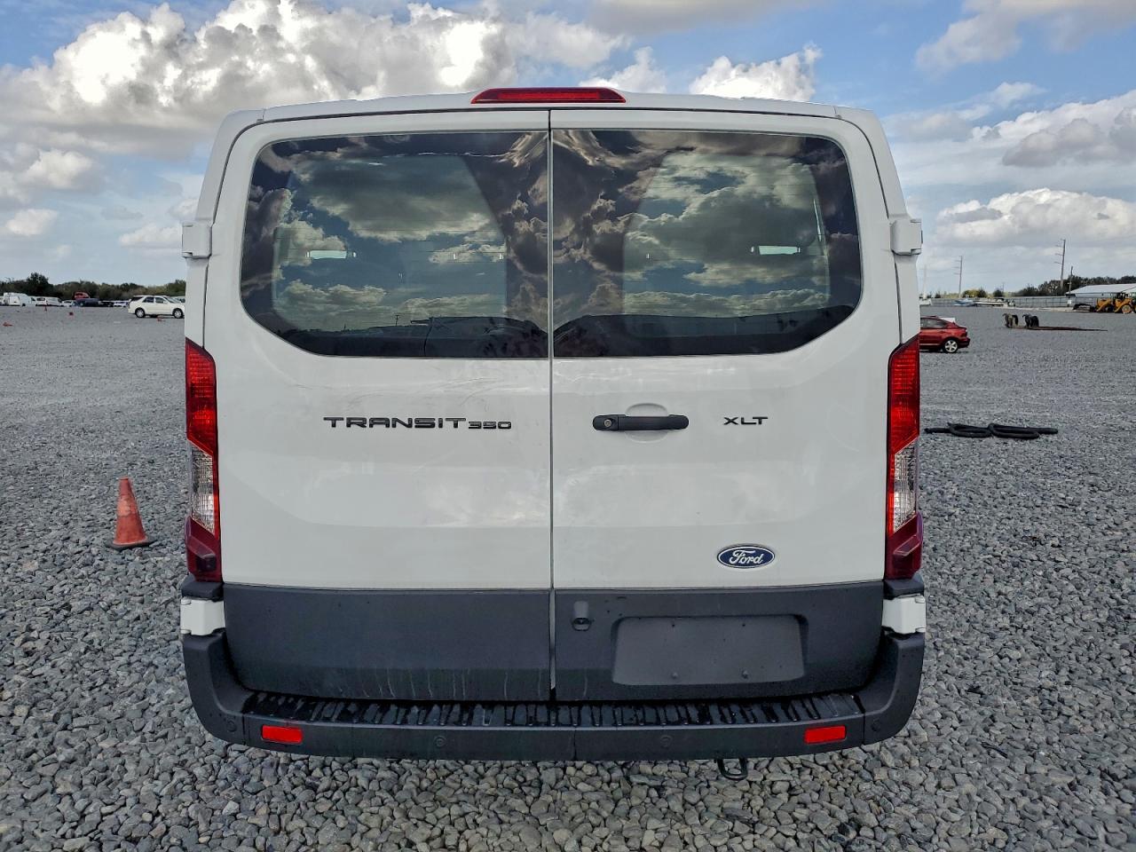 Ford Transit T-350 Image 9