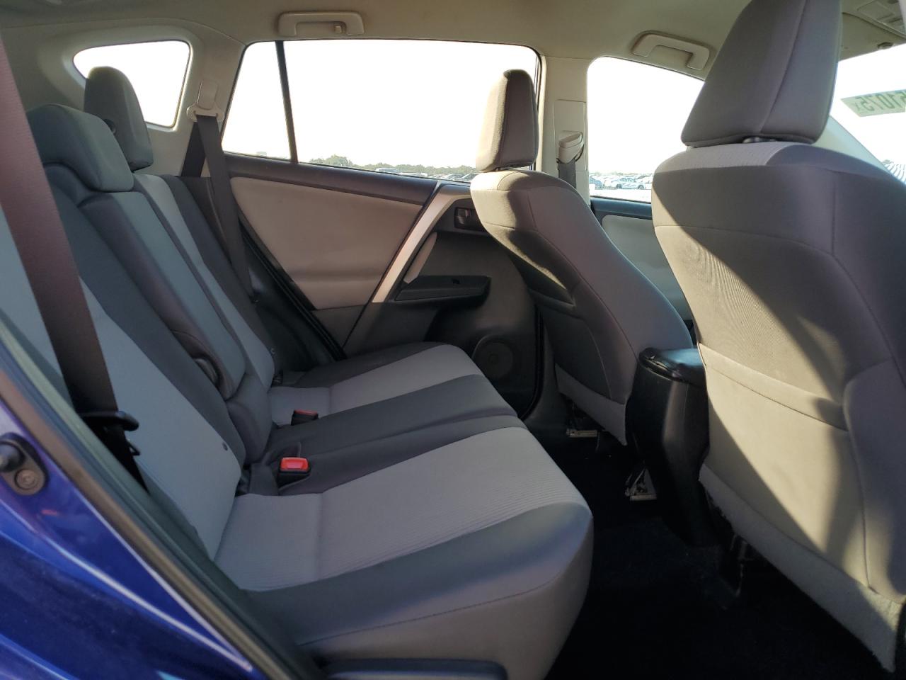 Toyota RAV4 Le Image 11