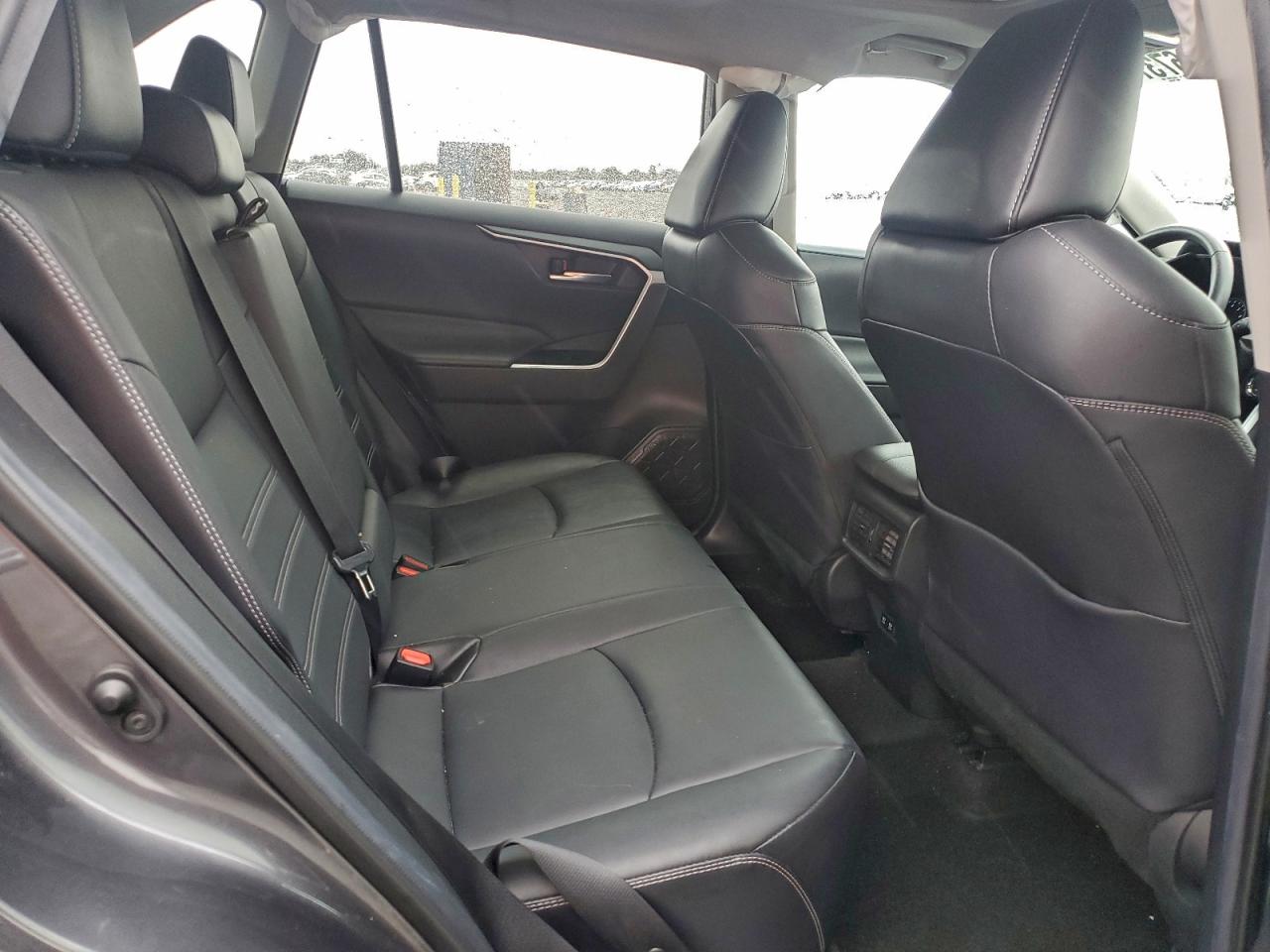 Toyota RAV4 Xle Premium Image 3