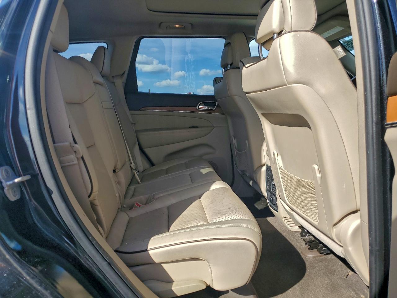 Jeep Grand Cherokee Overland Image 8