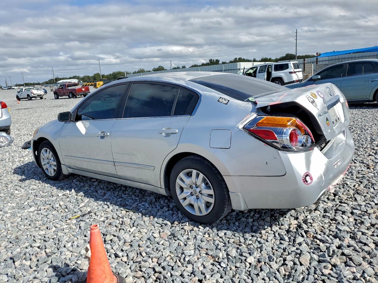 Nissan Altima Base Image 5