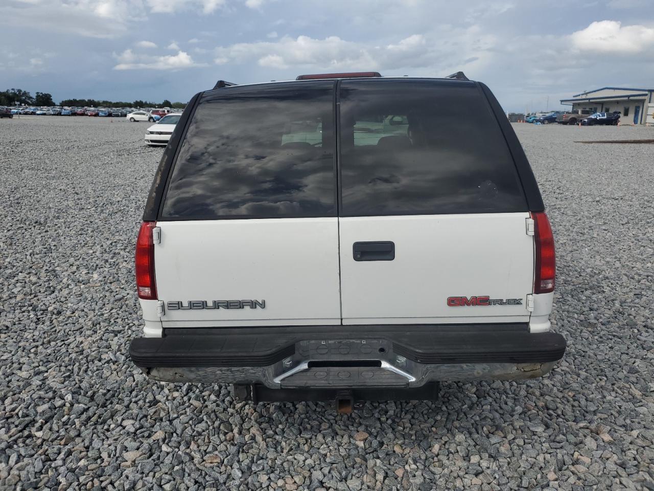 GMC Suburban C1500 Image 8