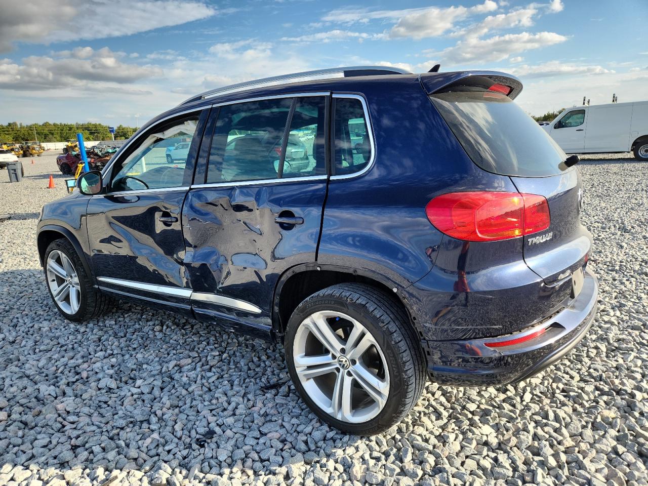 Volkswagen Tiguan S Image 8