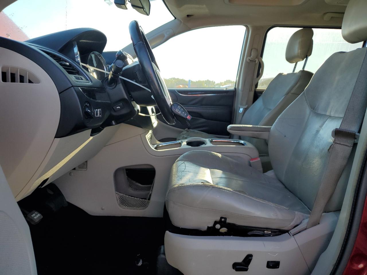 Chrysler Minivan Limited Image 5