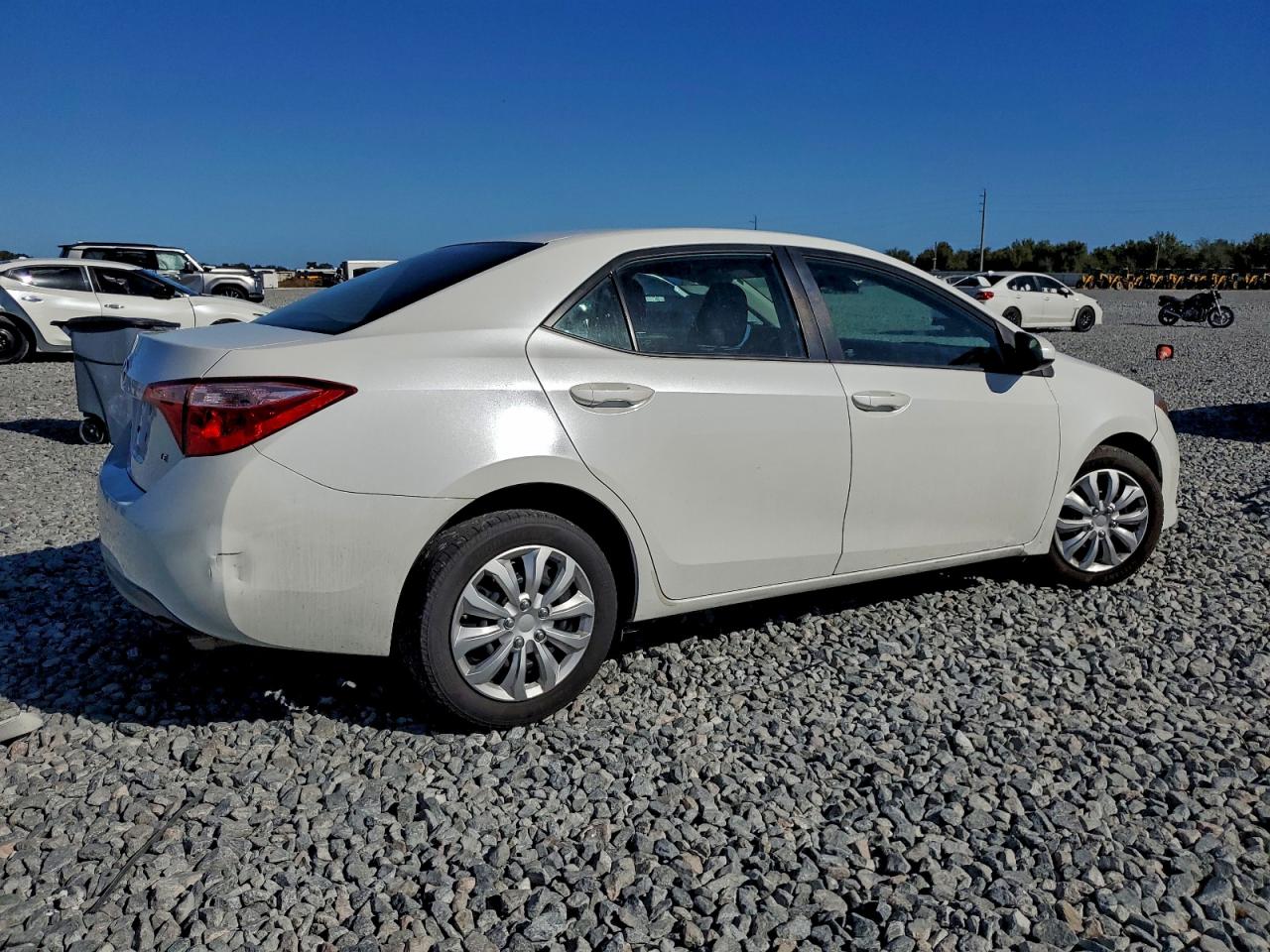 Toyota Corolla L Image 2